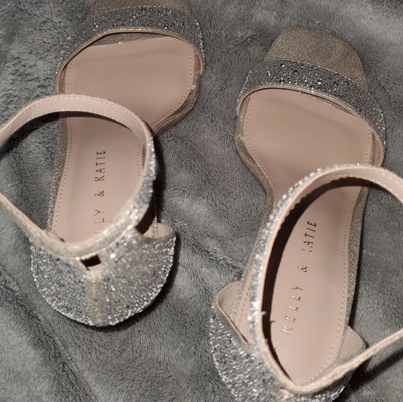 Kelly & Katie dress heels 👠😍💕 - Picture 2 of 8